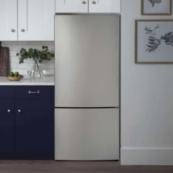GE Réfrigérateur 17,7 pi3 31 po Acier inoxydable Congélateur en bas - GBE17HYRFS