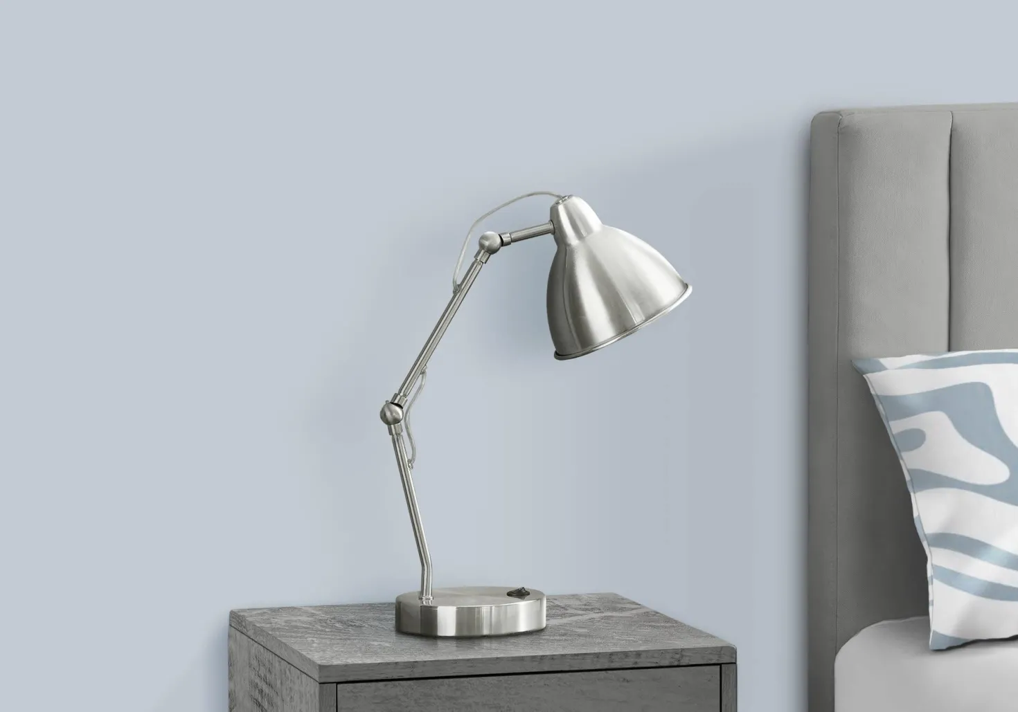 Lampe de table 17"H en métal avec ports usb