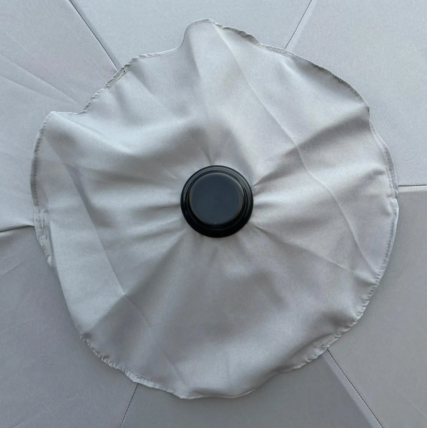 Parasol gris inclinable avec base - 9 pi